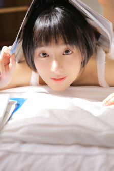 美女抓奶抖胸视频