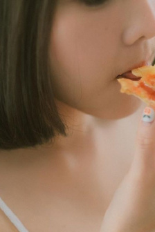 女性高级感白色游泳衣